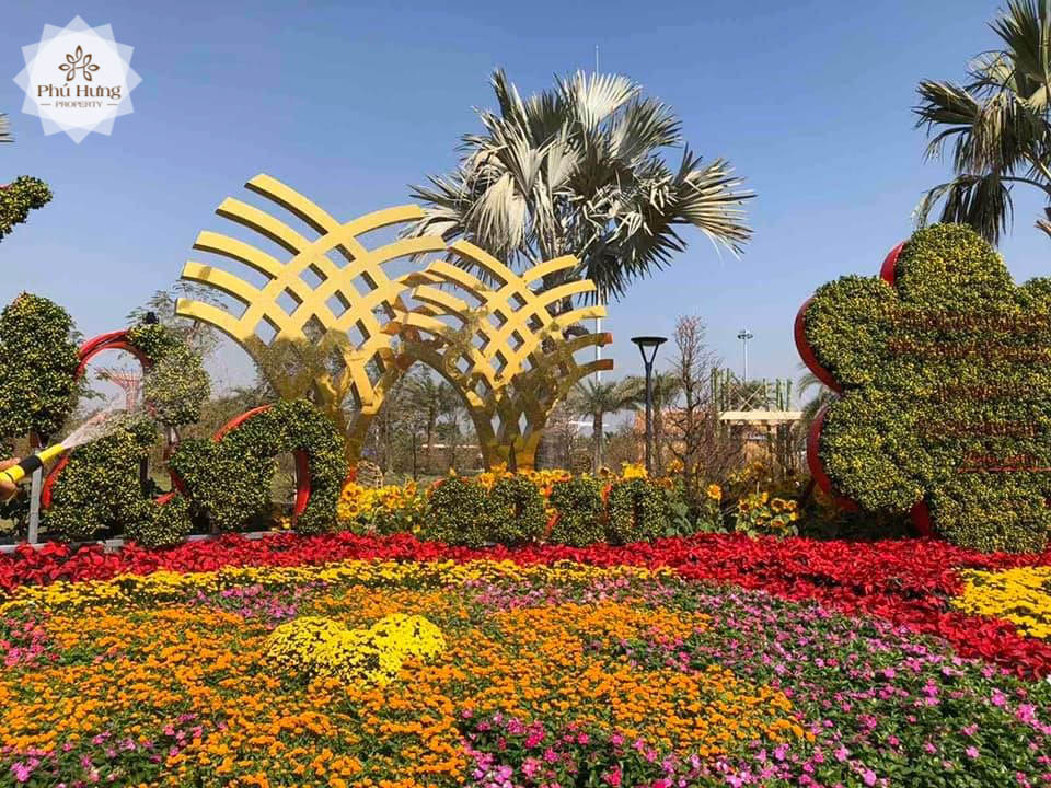 Đến đây, các bạn sẽ được chiêm ngưỡng vườn hoa Xuân rực rỡ với vô vàn loài hoa đặc trưng của mùa Xuân và nhiều tiểu cảnh mới lạ xuất hiện tại khu công viên hiện đại.