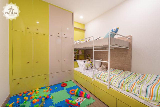 Phòng ngủ nhỏ cho các con được bố trí khoa học, đảm bảo sự thoải mái và thông thoáng với nhiều sắc màu rực rỡ.
