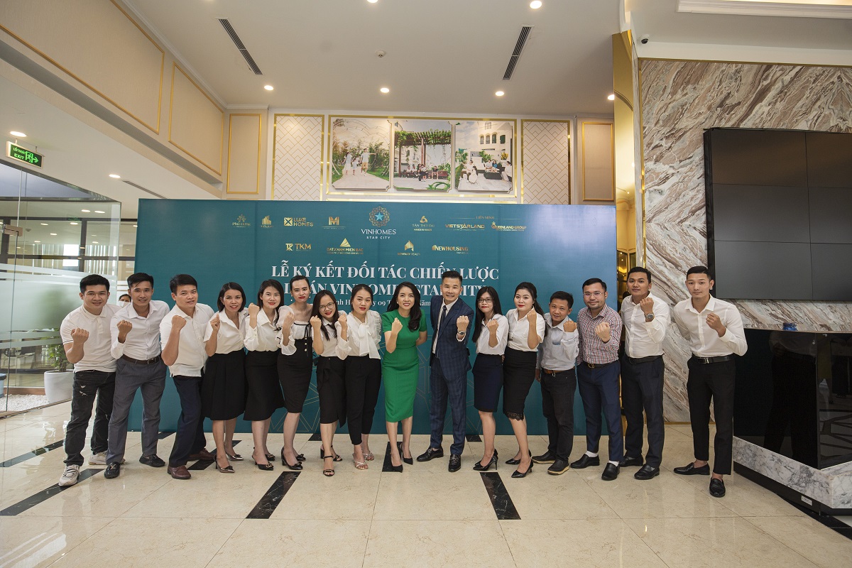 Đội ngũ nhân viên Phú Hưng Property tại chi nhánh Thanh Hóa