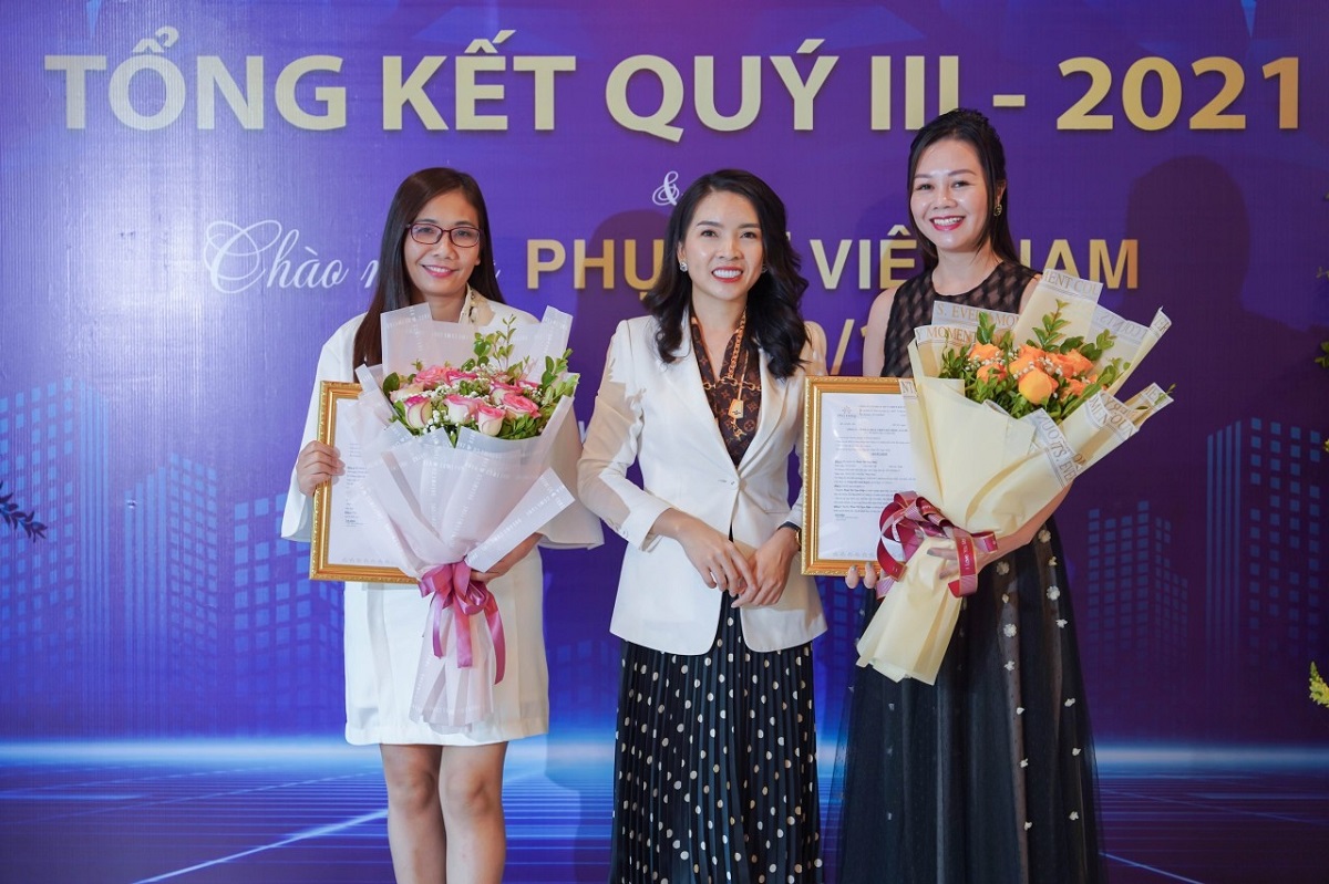 (Từ trái sang phải) Bà: Nguyễn Thị Thủy giữ chức vụ Giám đốc kinh doanh và Bà: Phan Thị Ngọc Điệp giữ chức vụ Giám đốc kinh doanh